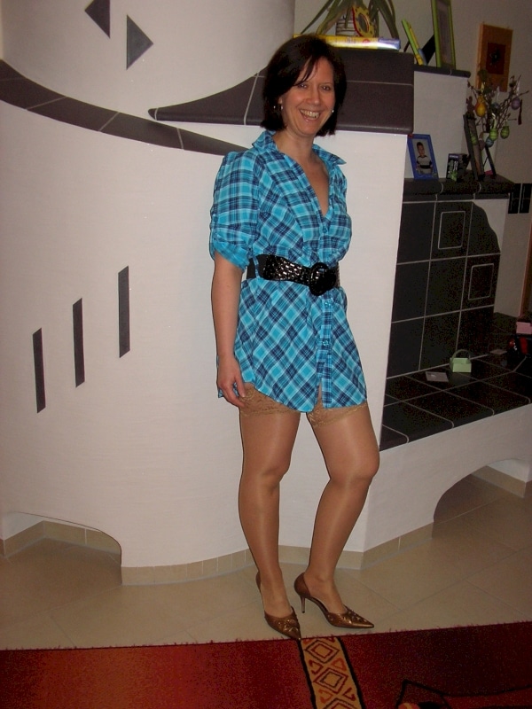 Femme infidèle sexy autoritaire pour amant obéissant
